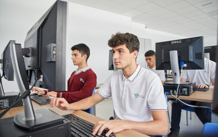 Sin iPads en el aula, pero creando inteligencia artificial: el poder del pensamiento computacional