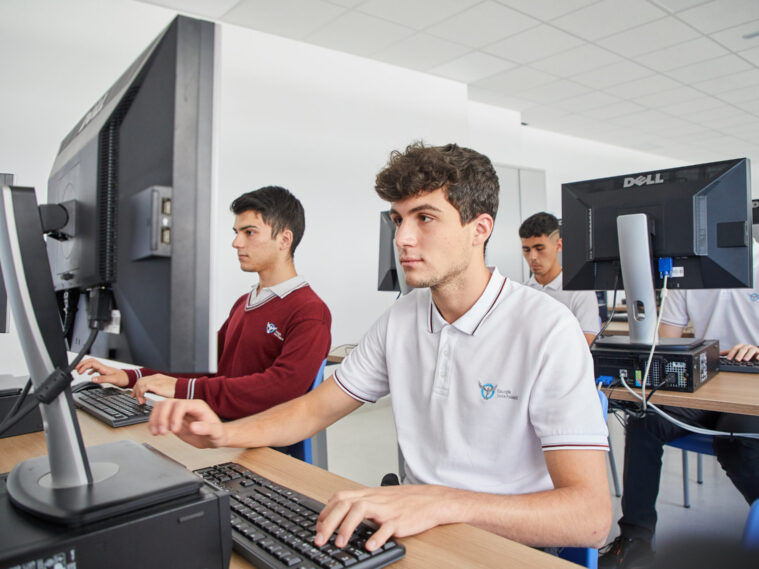 Sin iPads en el aula, pero creando inteligencia artificial: el poder del pensamiento computacional